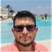 Profesor de matemáticas imparte clases a niños y jóvenes de primaria y secundaria