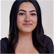 Estudiante universitaria imparte clases de repaso de educación primaria.