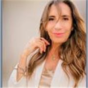 Profesora de Economía imparte clases de Microeconomía y Macroeconomía. Economía Social . interrelación Empresas , Estado y Pueblo