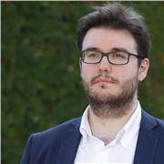 Diplomato in Composizione al Royal College di Londra e Pianoforte fornisce lezioni di musica a tutti i livelli