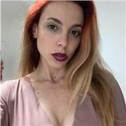 Profesora paciente enseña inglés de manera amena y animada