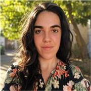 Profesora de inglés imparte clases a niños y adolescentes de todas las edades
