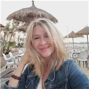 Me eduqué en escuelas extranjeras y me encanta el trato con las personas. Creo que es muy importante lanzarse a hablar en un idioma que se está aprendiendo. Por experiencia propia, vamos a conversar sobre temas que te interesen o necesites y lo vamos a pa