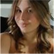 Profesora de matemáticas imparte clases a niños de primaria y secundaria