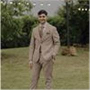 Profesor de español imparte clases a niños y adolescentes