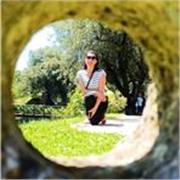 Insegnante seria, affidabile, precisa, disponibile ma anche comprensiva, gentile, che ama sorridere e scherzare 