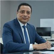 Maestro, en administración de empresas y también maestro en administración y dirección de hospitales