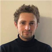 Professeur à l'écoute enseigne l'Histoire, la géographie, les mathématiques et l'économie