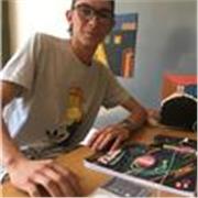 Profesor de español imparte clase a niños de todas las edades