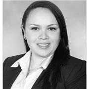 Licenciada en Biología y Química, umparte clase de biología, química y matemática