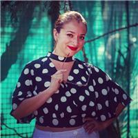 Profesora de danza del vientre realiza clases para todas las edades