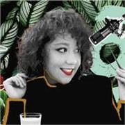 Licenciada en Bellas Artes con un Máster en Investigación de prácticas Artísticas y Visuales y Publicidad, Marketing y Diseño.