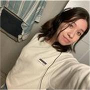 Adapto las clases no solo al nivel del estudiante sino alrededor de sus intereses para mantener las clases más amenas