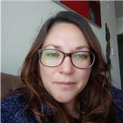 Profesora de inglés realiza clases a personas de todas las edades