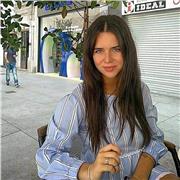 Profesora de Economía imparte clases online