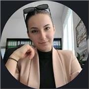 Mathe-Tutor, der Kinder aller Altersgruppen unterrichtet