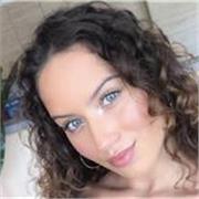 Laureata, perfettamente bilingue in francese e con 13 anni vissuti in Belgio, offre lezioni online per tutte le età.