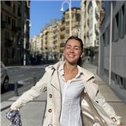 Soy una joven estudiando para ser azafata con experiencia como profesora de surf