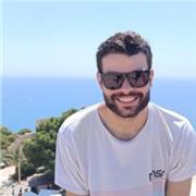 Spanisch-Lehrer mit modernen Unterrichtsmethoden und Materialen über deine Interessen