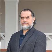 Profesor universitario con mucha experiencia en el campo de la psicología deportiva y educativa