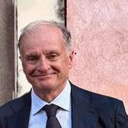 Laureato con esperienza di insegnamento scolastico e universitario, con metodo di studio pratico per imparare rapidamente.