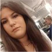 ragazza con diploma si mette a disposizione per ripetizioni e lezioni