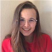 Profesora de ciencias naturales para alumnos de primaria