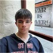 Profesor joven de inglés y otras asignaturas. Estudiante de Bachillerato con notas sobresalientes