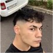 Chico joven de 20 añoss que disfruta trabajndo con niños, dispongo de un curso de monitor infantil