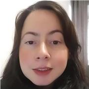 Sono una insegnante di portoghese, la mia lingua madre è il portoghese e parlo anche l'italiano. Ho 38 anni e sono una persona ser