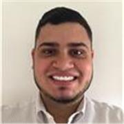 Soy politólogo enfocado en enseñar sistemas políticos y relaciones internacionales, formando estudiantes en pensamiento crítico.