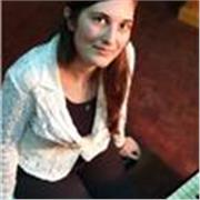 Laureata al conservatorio, offre lezioni di pianoforte e solfeggio dai 6 anni in poi