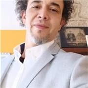 Profesor de música imparte clases a todas las edades