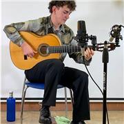 Clases de guitarra flamenca, armonía, compás, etc.
Actualmente, estudiando en la ESMUC.
