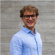 Docente di inglese con certificazione C1 che impartisce lezioni a studenti e adulti