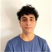 Profesor joven imparte clases a estudiantes de instituto y colegio