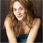 Una nave che attraversa l'oceano, ogni onda la colpisce delicatamente, così come delicata e la nostra comprensione ed anima.