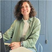 Profesora de finanzas, estrategia y contabilidad. 
Profesora de gestión financiera y de negocio.