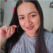 Mujer proactiva inteligente con deseos de aprender y enseñar