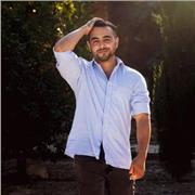 Músico profesional, profesor de música e inglés. Residente en la ciudad de Alicante