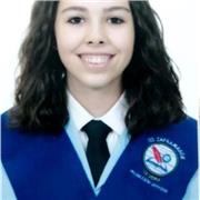 Profesora de inglés imparte clase a niños desde los 6 hasta los 18 años