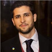 Profesor de marketing con 12 años enseña a emprendedores y marketers a captar clientes y vender, con millones generados online.