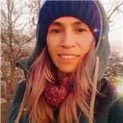 Instructora de yoga para mujeres adultas desde 18 años en adelante