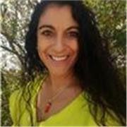 El profesor de Economía imparte clases de formación a adolescentes y jóvenes universitarios