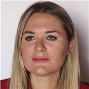 Laureata in lingue impartisce lezioni di inglese e spagnolo