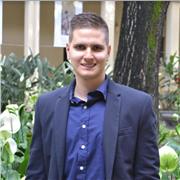 Hola, soy Santiago y soy Licenciado en Educación Física de la Universidad de Antioquia. En estas clases podrás desarrollar las capacidades condicionales como: fuerza, resistencia, flexibilidad y velocidad, podrás mejorar el aspecto físico y la salud y, ad