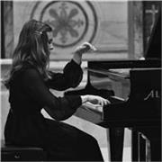 Pianista Concertista Laureata con Lode al Conservatorio Santa Cecilia di Roma è disponibile per lezioni di pianoforte