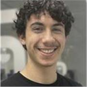 Professeur particulier donnant des cours de soutien scolaire dans les matières scientifiques à des élèves de collège