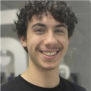 Professeur particulier donnant des cours de soutien scolaire dans les matières scientifiques à des élèves de collège