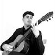 Profesor de guitarra imparte clases a personas de todas las edades
